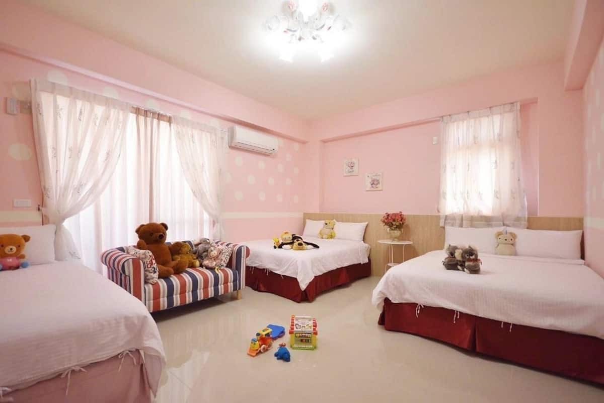 Escritorio, cortinas blackout, wifi gratis y ropa de cama 