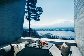 Premium bedding, down comforters, minibar, in-room safe - HOSHINOYA Fuji (Fujikawaguchiko)