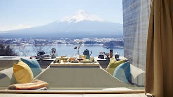 Twin bed room with mountain view | Balcony