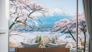A bedroom with a view of Mount Fuji and cherry blossoms. - HOSHINOYA Fuji (Fujikawaguchiko)