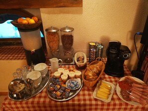 Daily continental breakfast (EUR 10 per person)