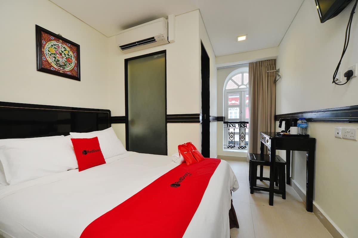 Blackout curtains, free WiFi, bed sheets