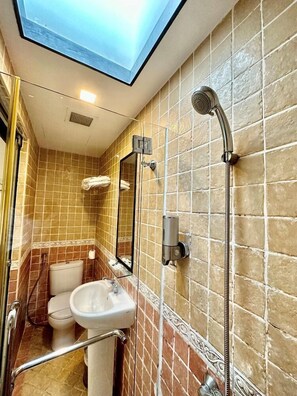 Shower, free toiletries, towels