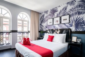 Tirai kedap cahaya, Wi-Fi gratis, dan seprai linen