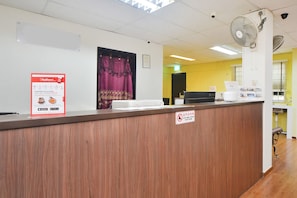 Reception - RedDoorz Hostel @ Clarke Quay (Singapore)