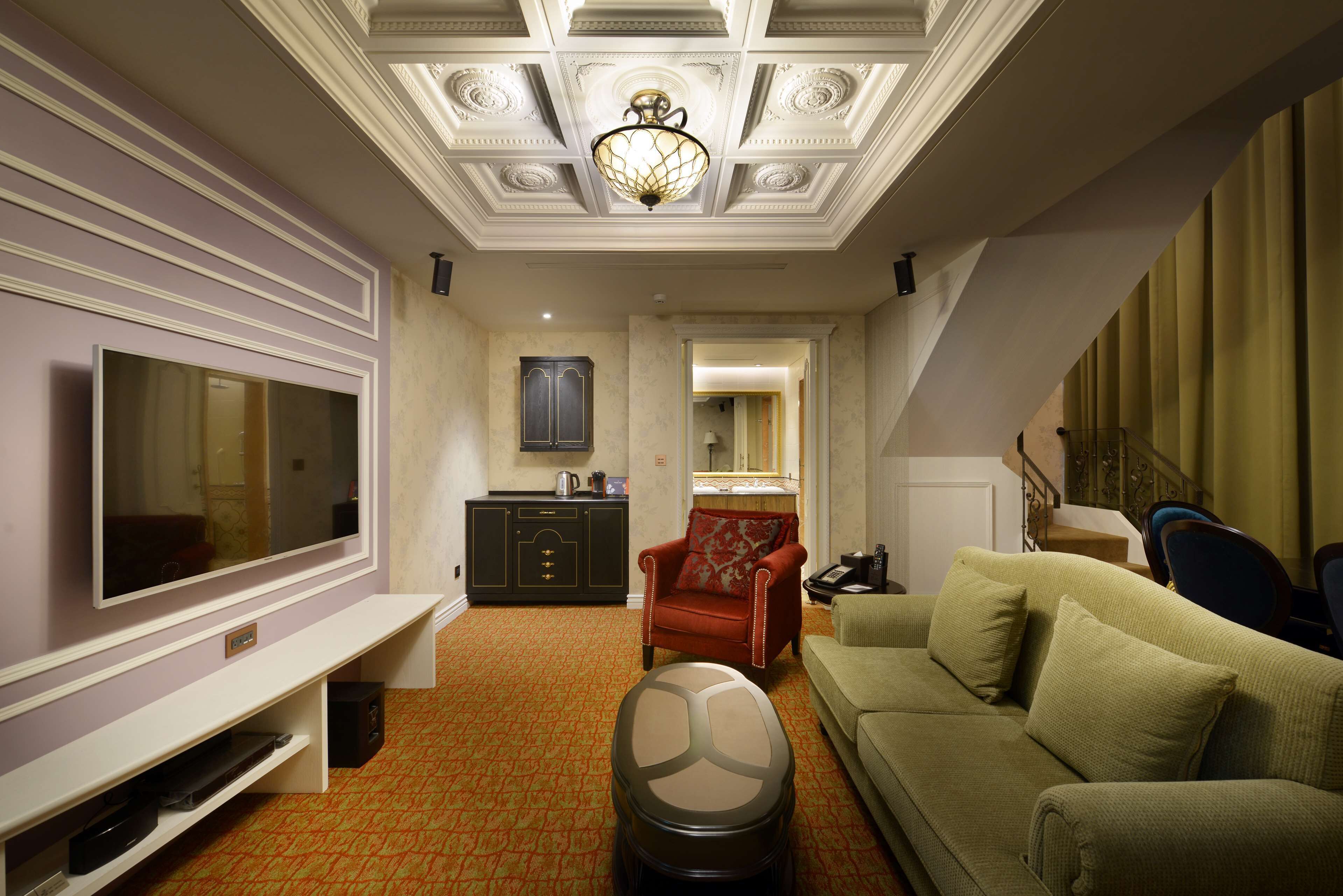 suite(no extra bed;accept 1 child each room:0-5y stay free;6-11y ntd700 at front desk) | 1 bedroom, down duvets, in-room safe, desk