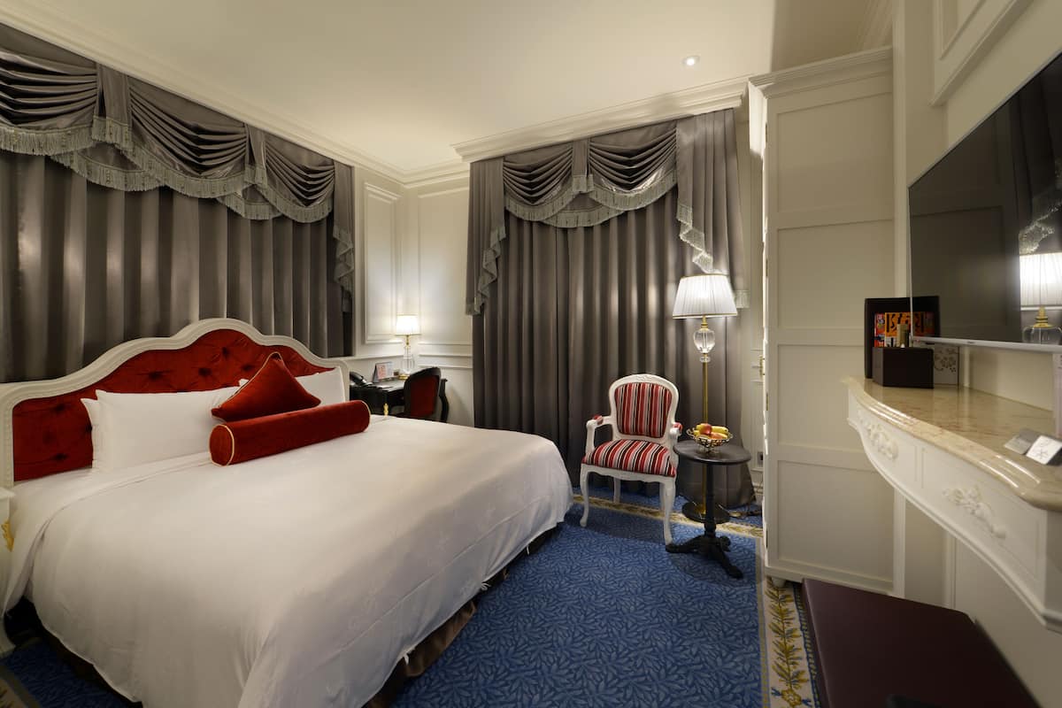 Kamar Double Romantis | 1 kamar tidur, selimut bulu angsa, brankas, dan meja kerja