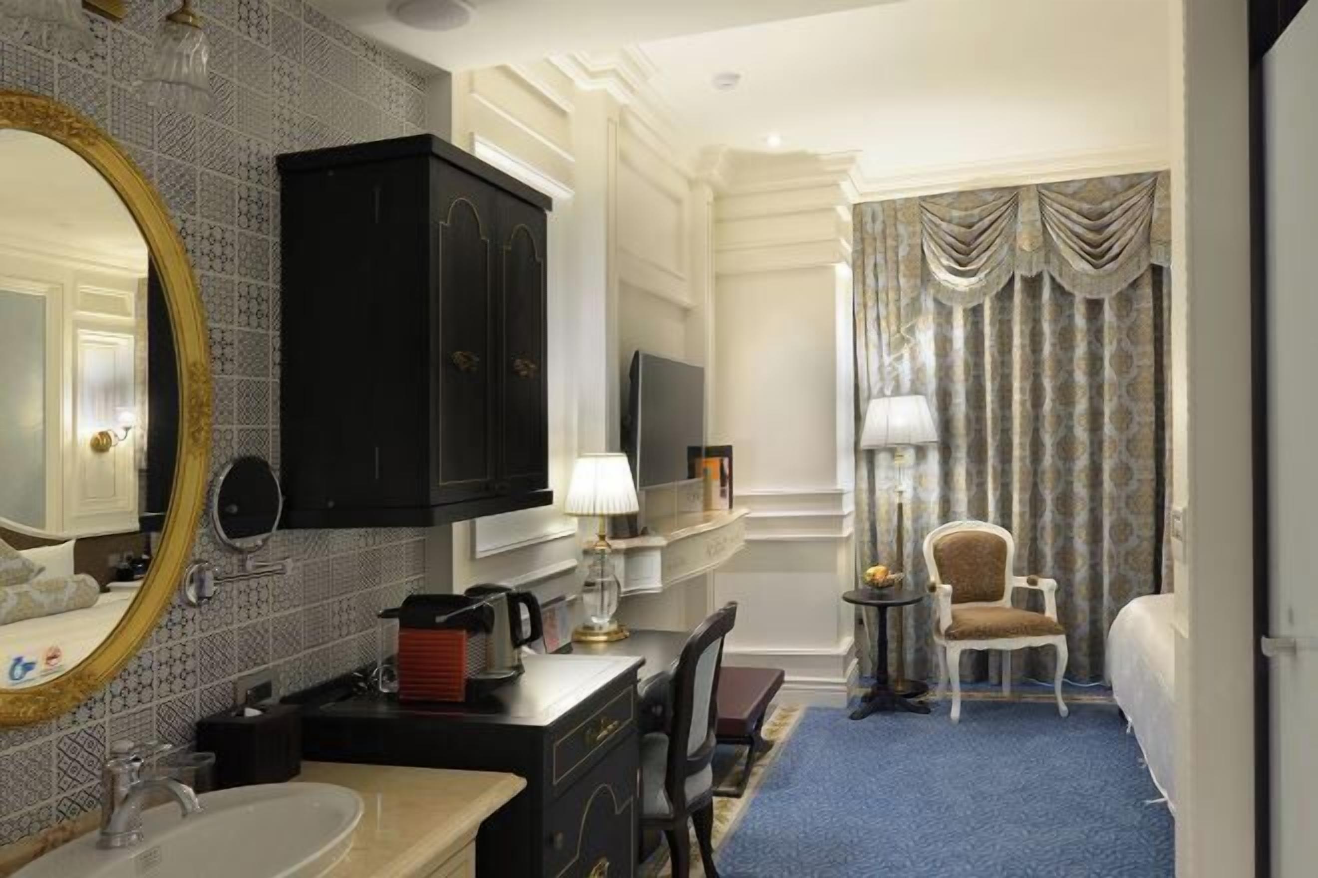 Edredones de plumas, caja fuerte, escritorio y cortinas opacas