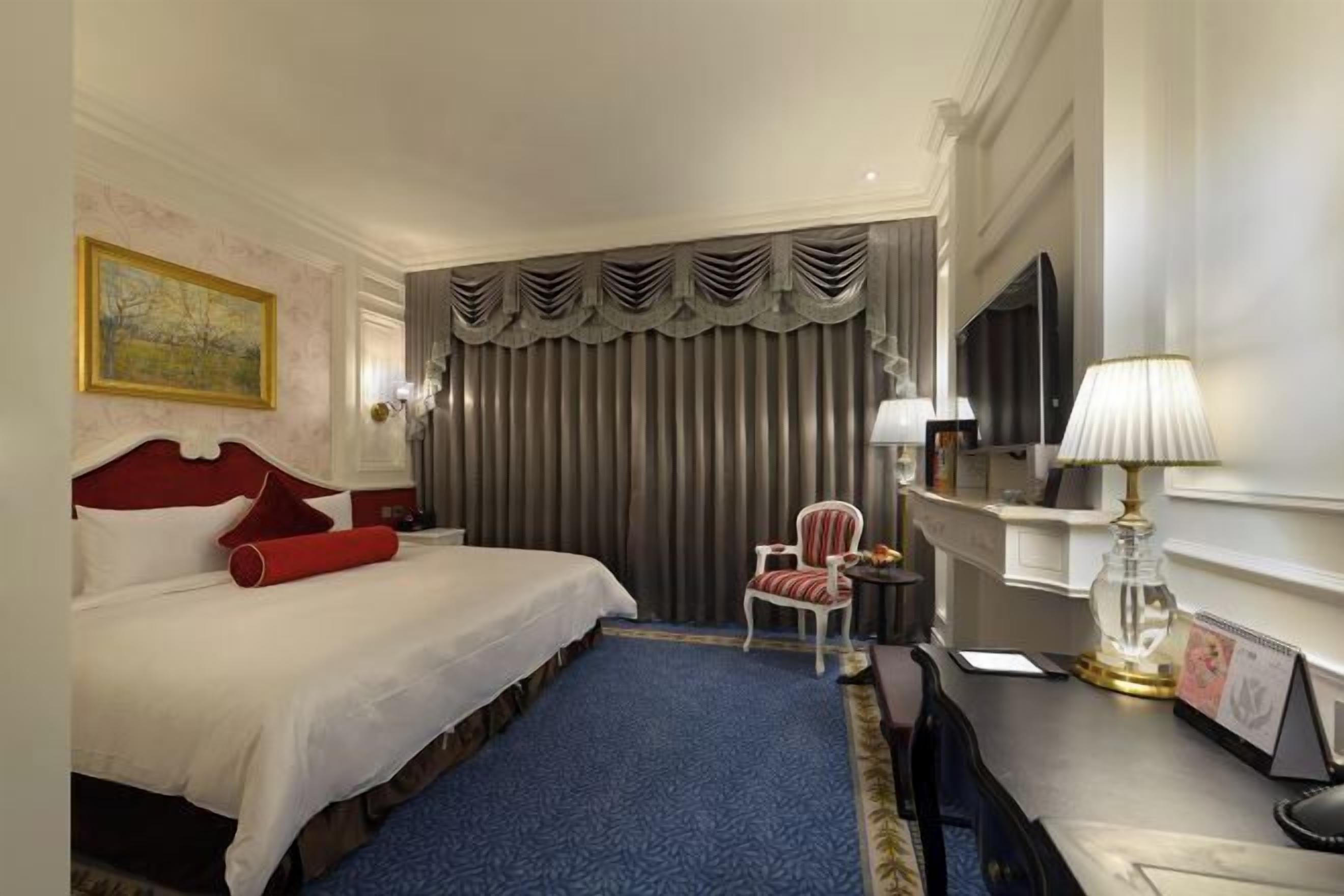 Edredones de plumas, caja fuerte, escritorio y cortinas opacas