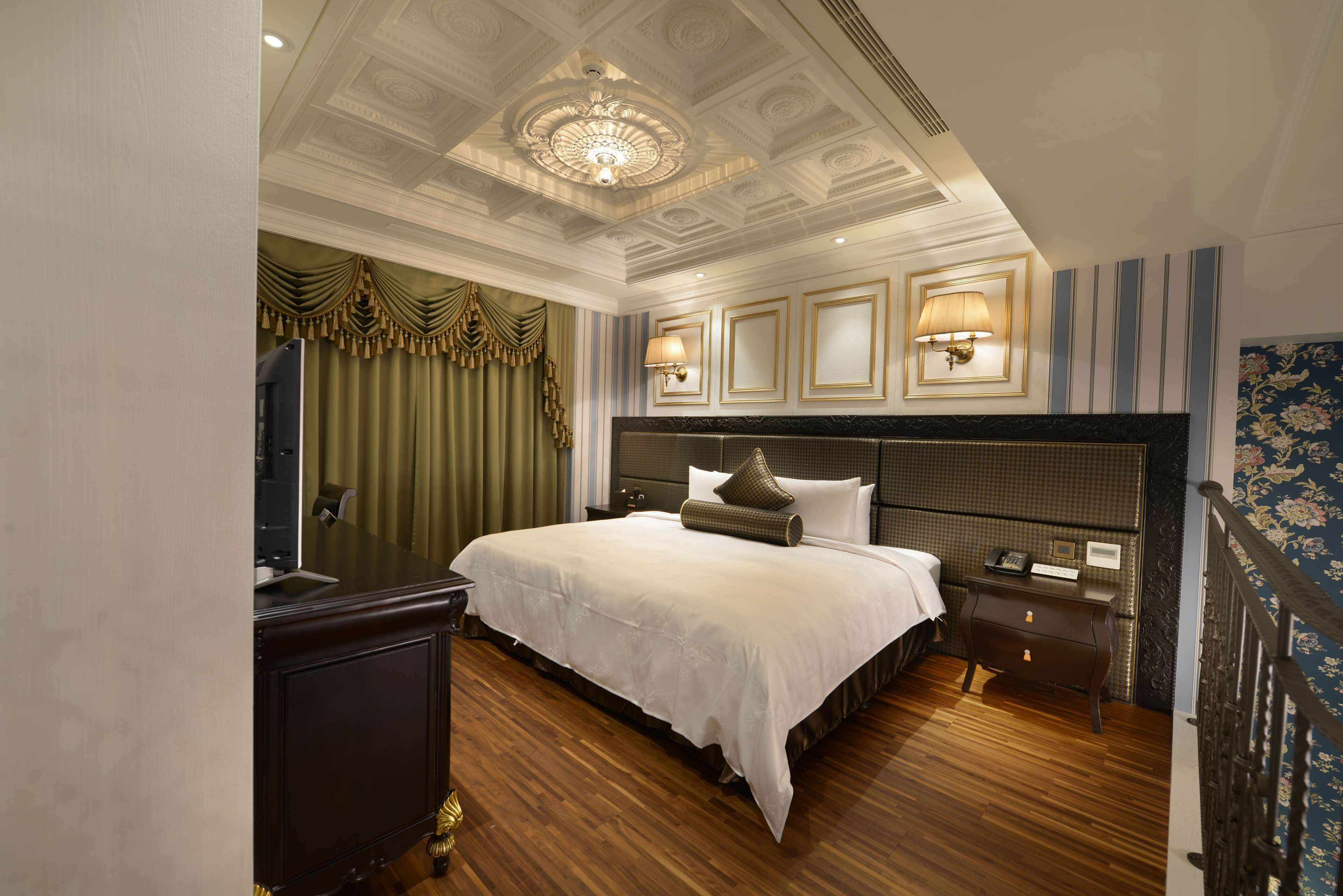 suite(no extra bed;accept 1 child each room:0-5y stay free;6-11y ntd700 at front desk) | 1 bedroom, down duvets, in-room safe, desk