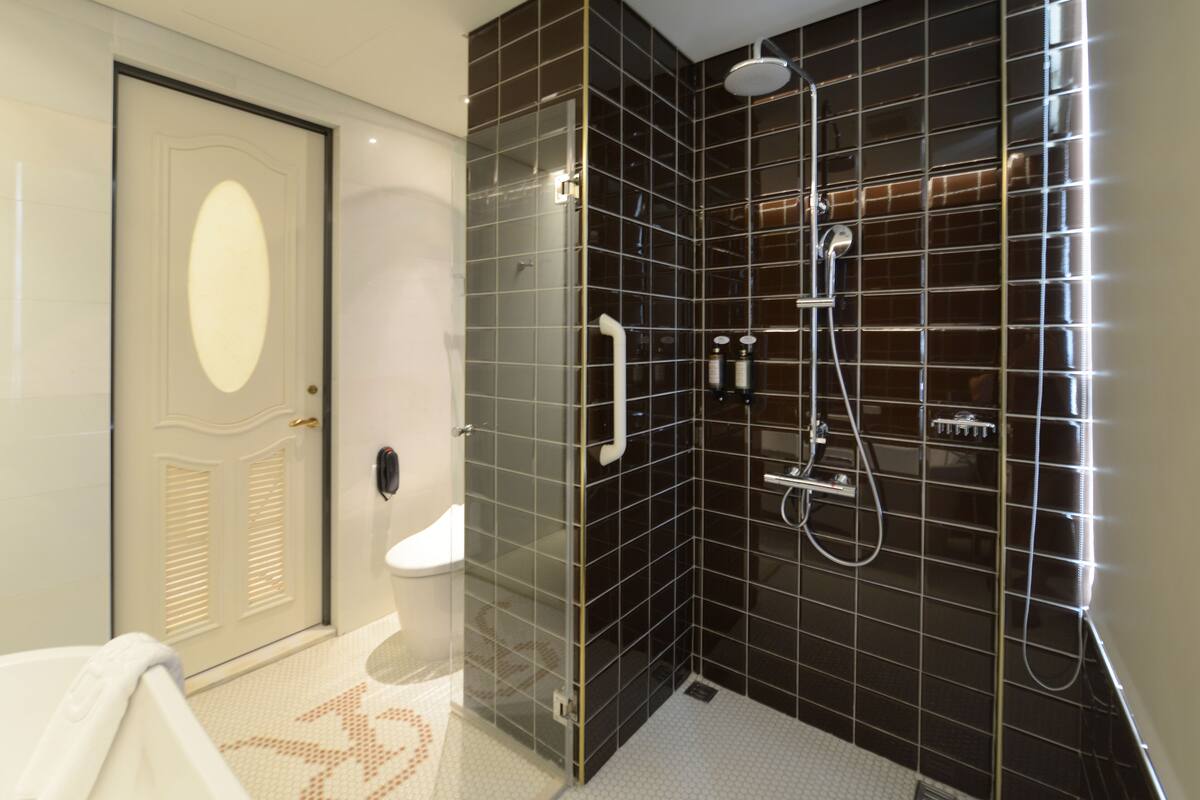 executive double room(no extra bed;accept 1 child each room:0-5y stay free;6-11y ntd700 at front des | bathroom | hydromassage showerhead, hair dryer, bathrobes, slippers