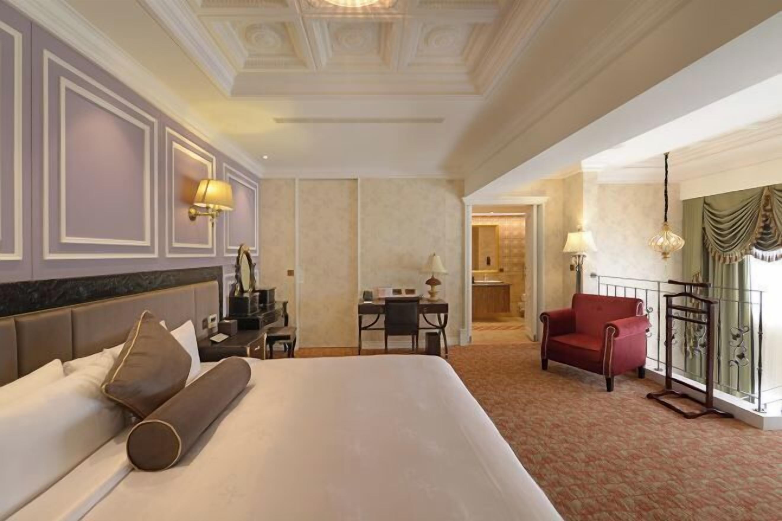 Edredones de plumas, caja fuerte, escritorio y cortinas opacas