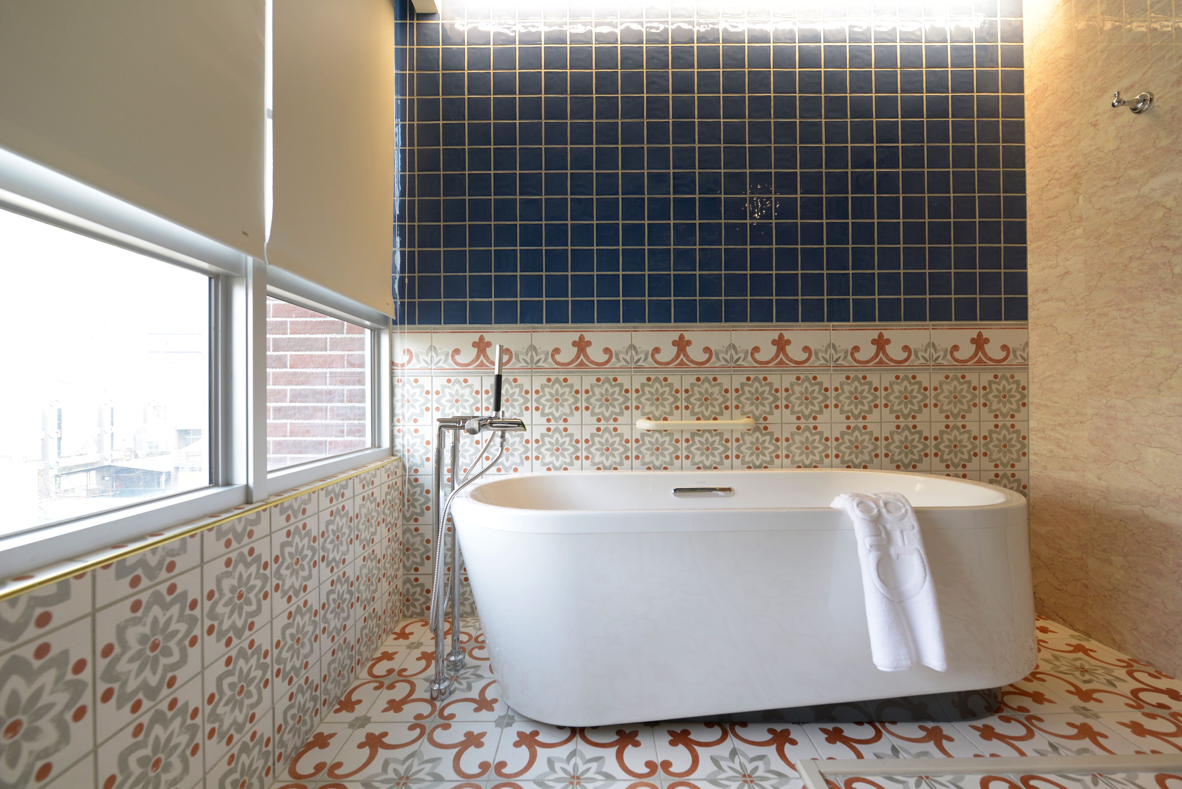 executive double room(no extra bed;accept 1 child each room:0-5y stay free;6-11y ntd700 at front des | bathroom | hydromassage showerhead, hair dryer, bathrobes, slippers