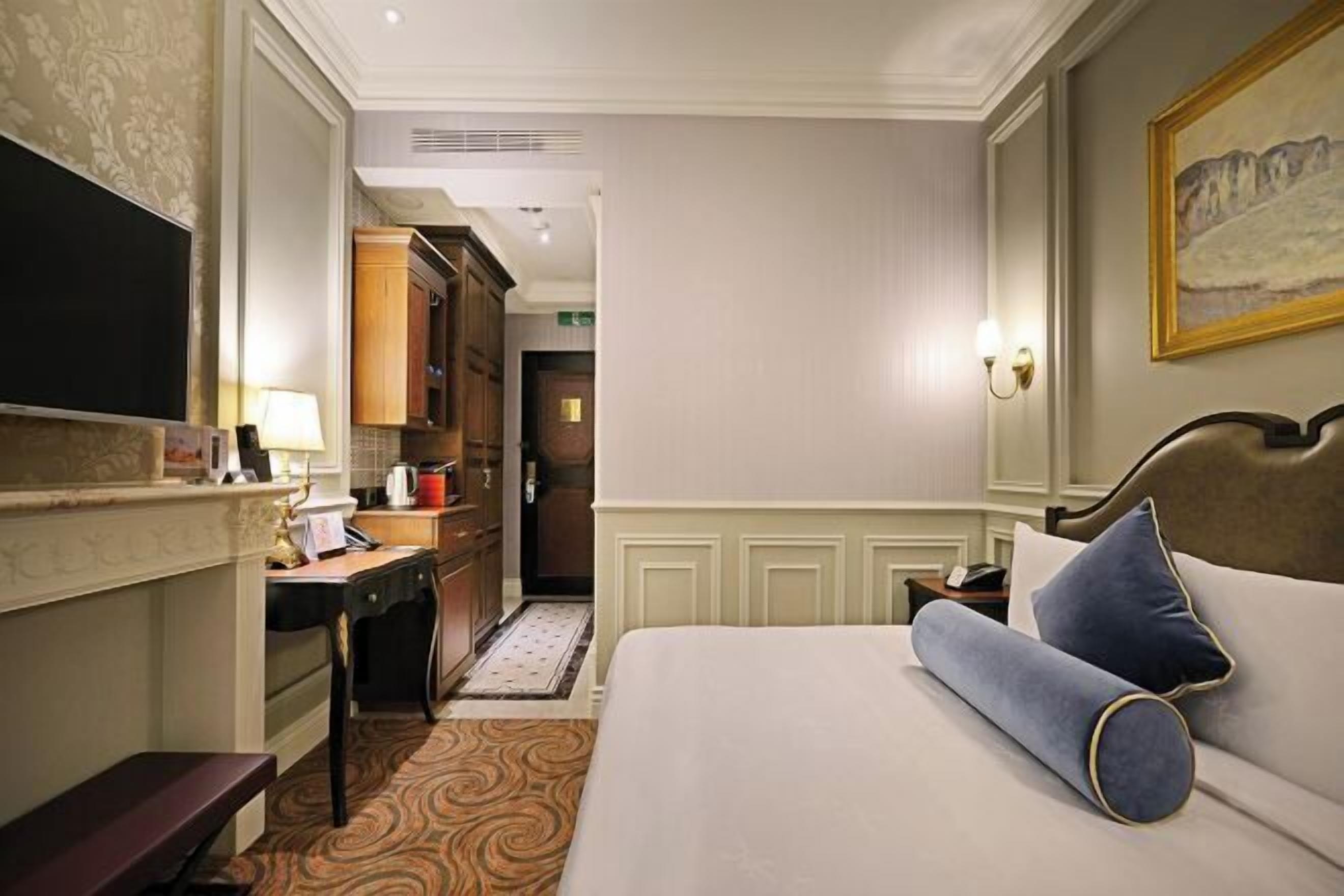 Edredones de plumas, caja fuerte, escritorio y cortinas opacas