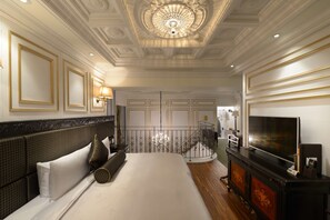 Suite(No extra bed;Accept 1 child each room:0-5Y stay free;6-11Y NTD700 at front desk) | Down duvets, in-room safe, desk, blackout curtains - Golden Tulip RS Boutique Hotel (Tainan)