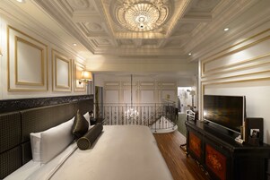 Suite(No extra bed;Accept 1 child each room:0-5Y stay free;6-11Y NTD700 at front desk)