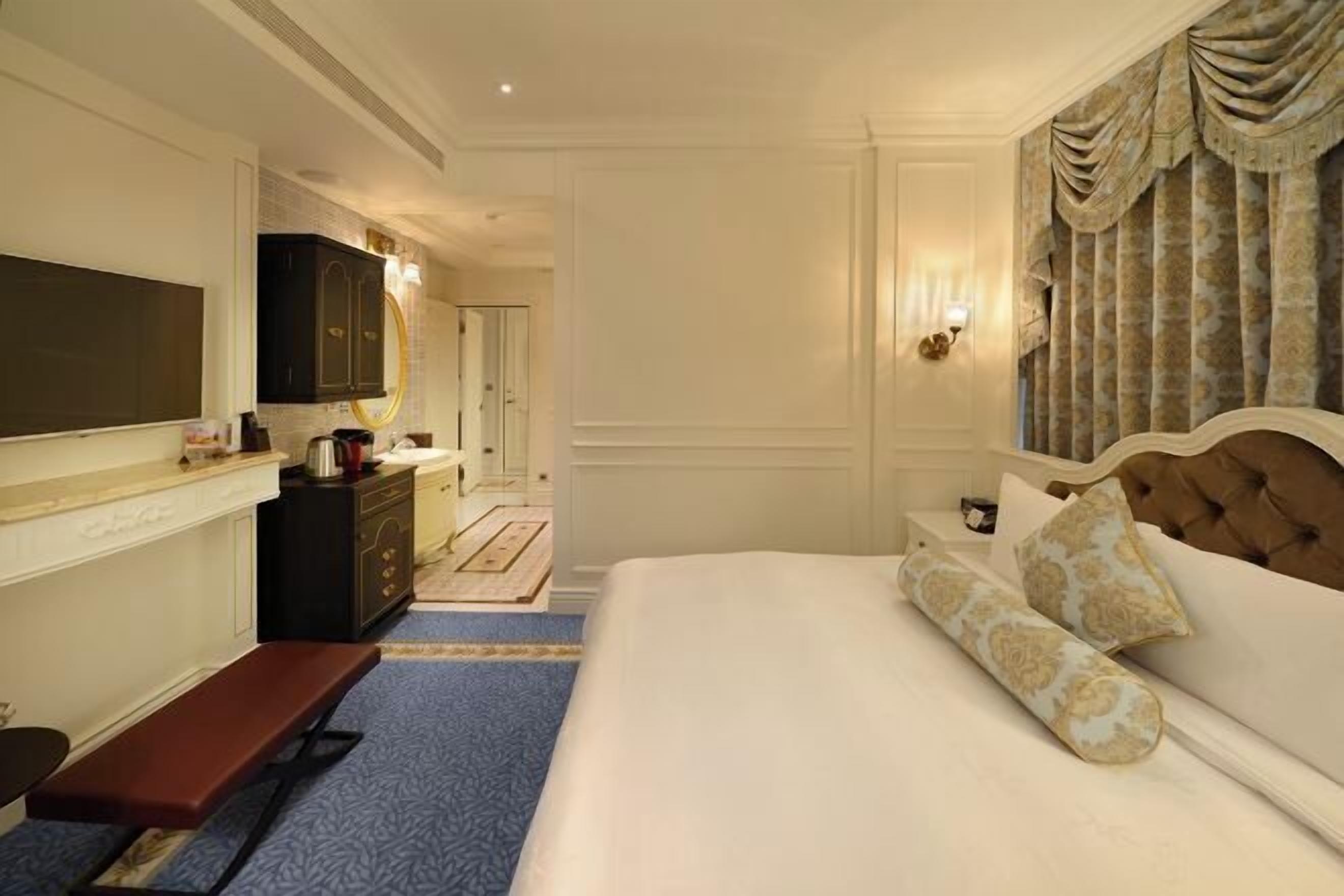 Edredones de plumas, caja fuerte, escritorio y cortinas opacas