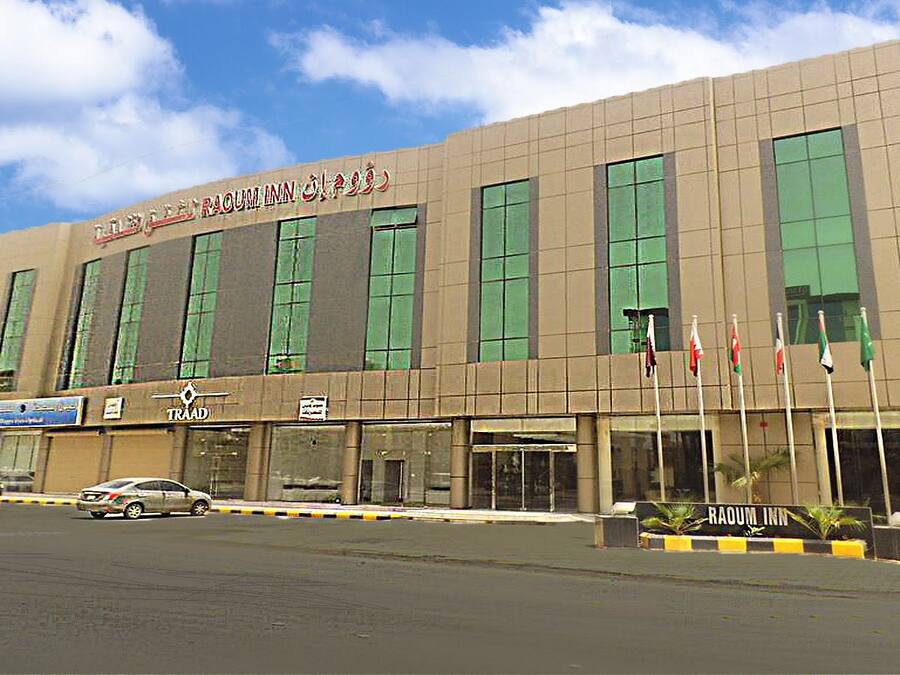 A building with a sign reading "RAQUIMANN HOTEL".