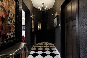 1 chambre, fer et planche à repasser, lits bébé (gratuits)
