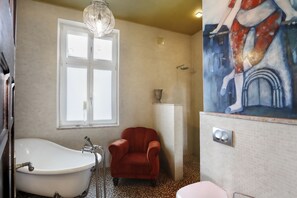 Badewanne und Dusche (separat), kostenlose Toilettenartikel
