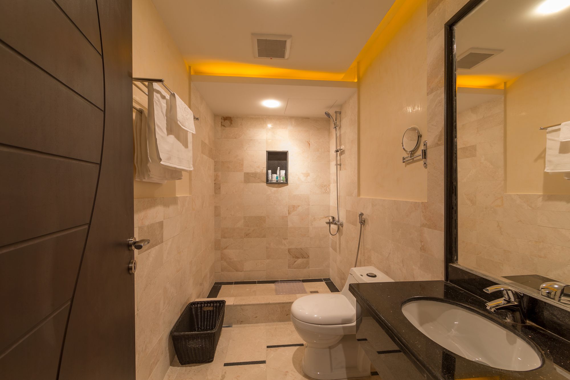 Combined shower/tub, deep soaking tub, free toiletries, hair dryer