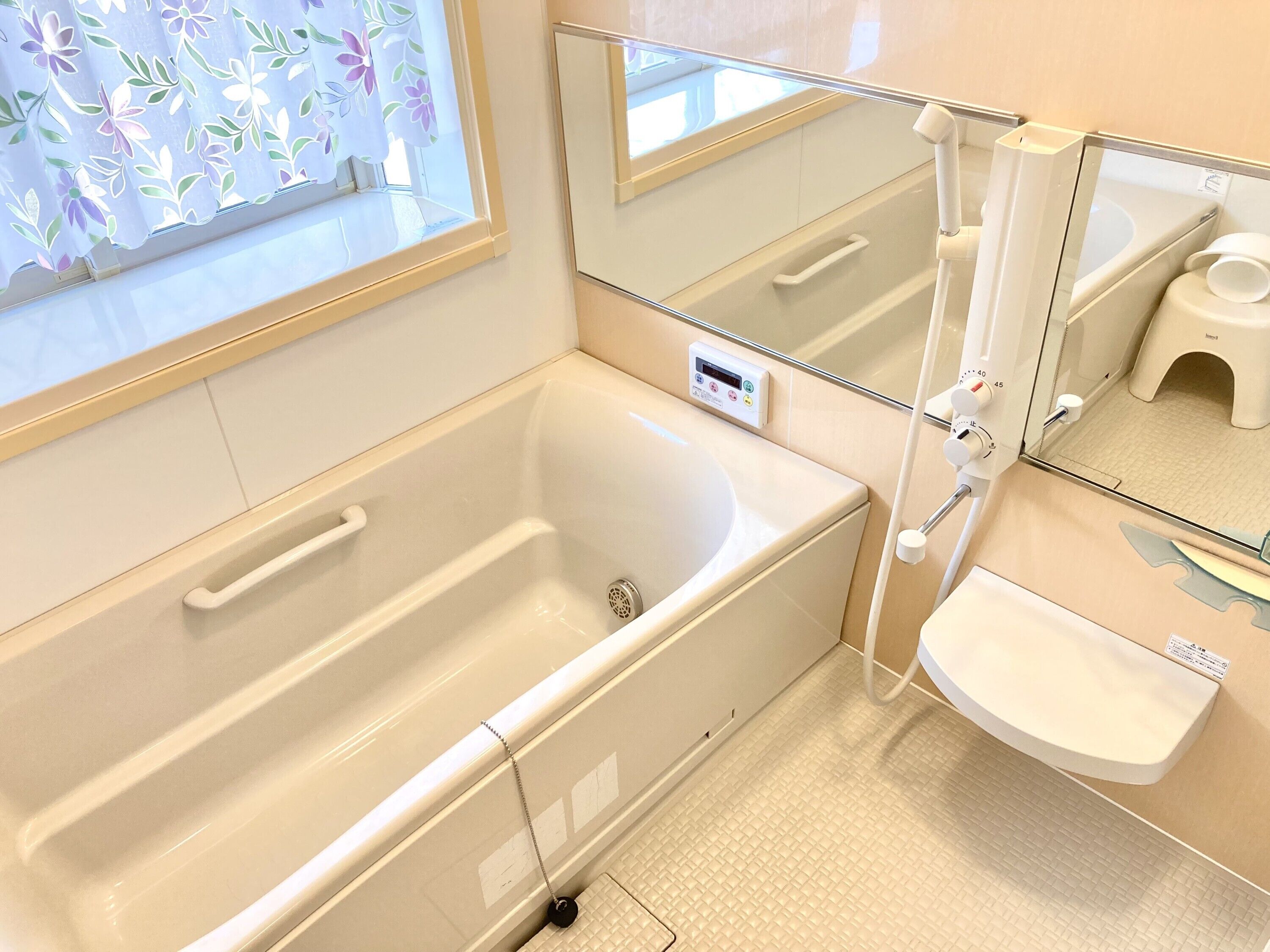 Ein Badezimmer mit Badewanne, Waschbecken, Toilette und Duschbereich.