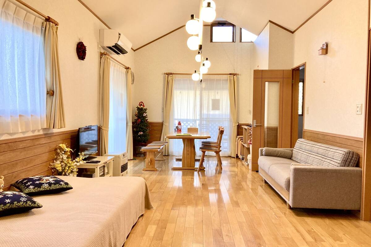家庭村舍 | 起居区 | 32-英寸纯平电视（配备有线频道）、电视、DVD 播放器