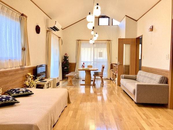 家庭村舍 | 起居区 | 32-英寸纯平电视（配备有线频道）、电视、DVD 播放器