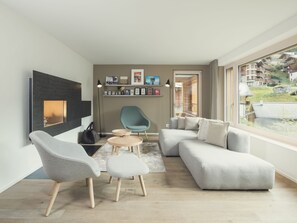 Apartamento panorámico, 3 habitaciones | Zona de estar | Una televisión de pantalla plana