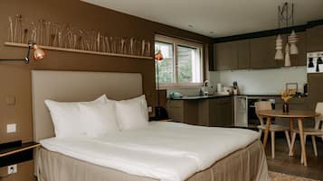 Studio (Vista) | Premium bedding, in-room safe, desk, soundproofing