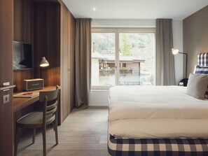 Panoramic Apartment, 3 Bedrooms | Bathroom | Free toiletries, hair dryer, slippers, towels