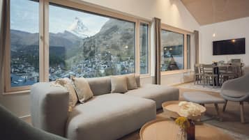 Penthouse, 3 Bedrooms (Overlook) | Premium bedding, in-room safe, desk, soundproofing