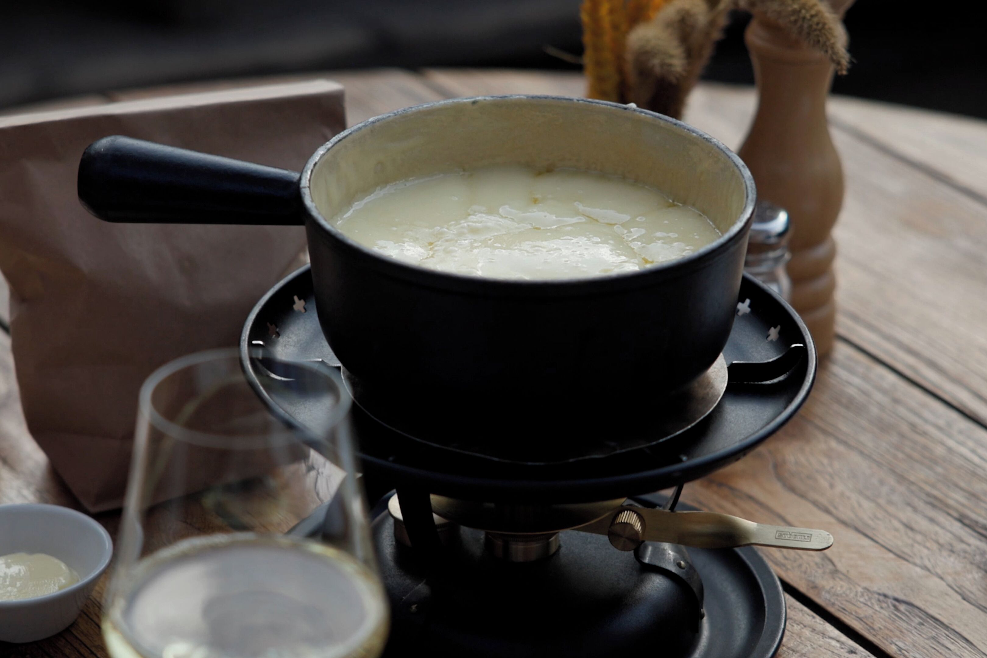 Cafetera o tetera, frigorífico grande, microondas y horno