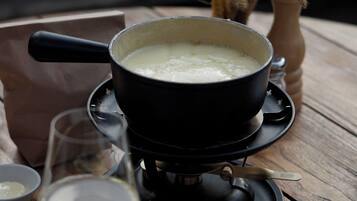 Cafetera o tetera, frigorífico grande, microondas y horno