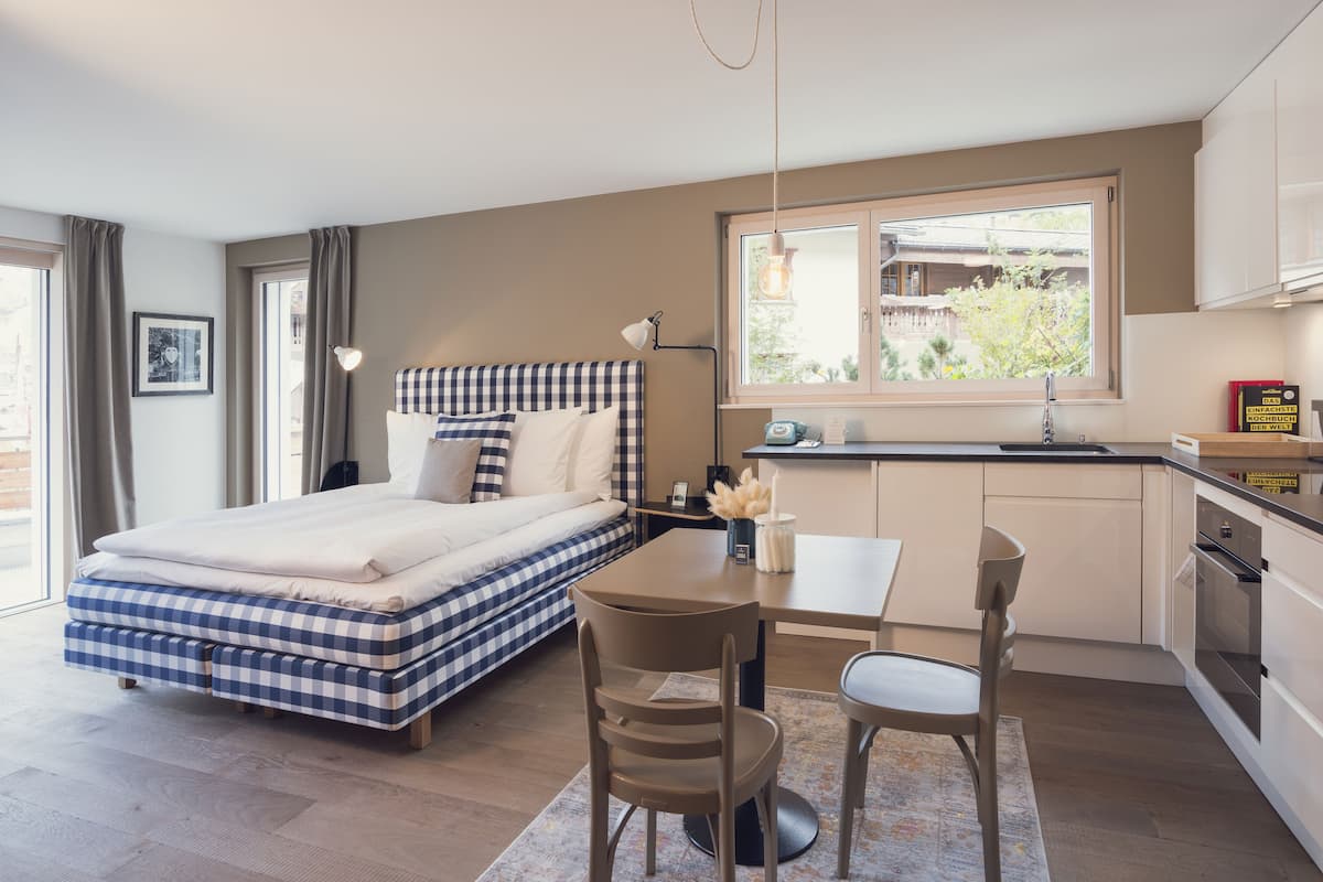 Studio (Vista) | Premium bedding, in-room safe, desk, soundproofing