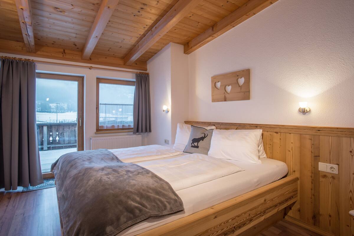 Apartment, 2 Bedrooms, Non Smoking, Mountain View (excl. 60,00 € cleaning fee) | Desk, free cots/infant beds, rollaway beds, free WiFi