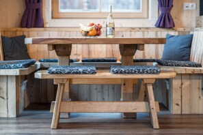 Chalet, 3 Bedrooms, Non Smoking, Mountain View (excl. 100,00 € cleaning fee) | In-room dining - Ferienhof Stadlpoint (Ried im Zillertal)