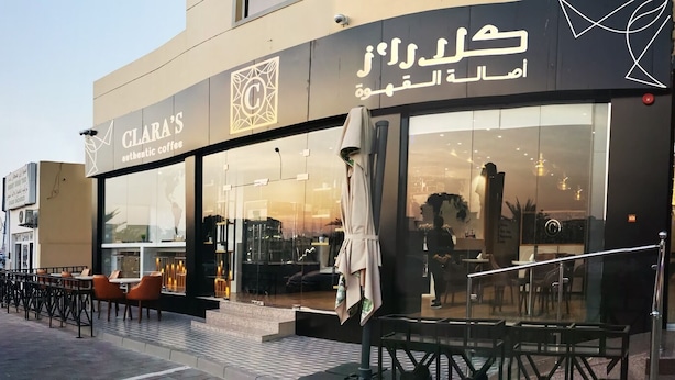 Un café doté d’une terrasse et d’une façade moderne.