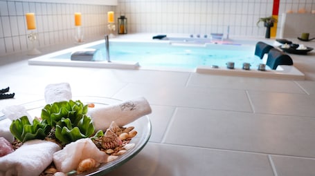 Pool. Park - Hotel Inseli