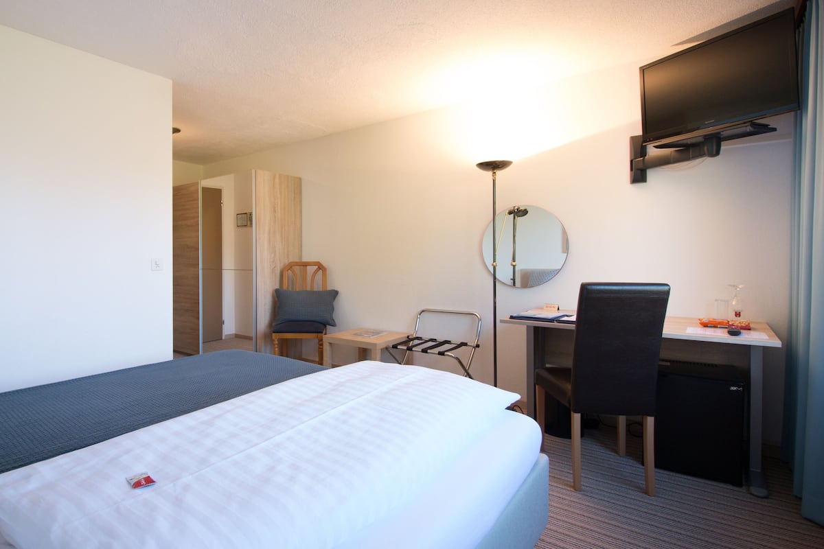 Standaard eenpersoonskamer | Een minibar, een kluis op de kamer, een bureau, gratis wifi