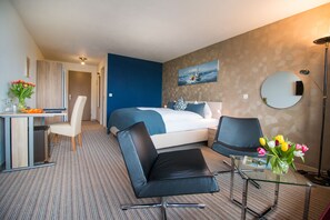 Minibar, coffres-forts dans les chambres, bureau, Wi-Fi gratuit