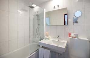 Amenidades de baño gratuitas, secadora de cabello, batas, pantuflas