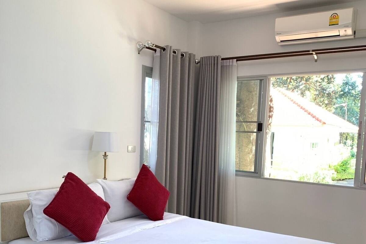 Premium bedding, desk, blackout curtains, free WiFi