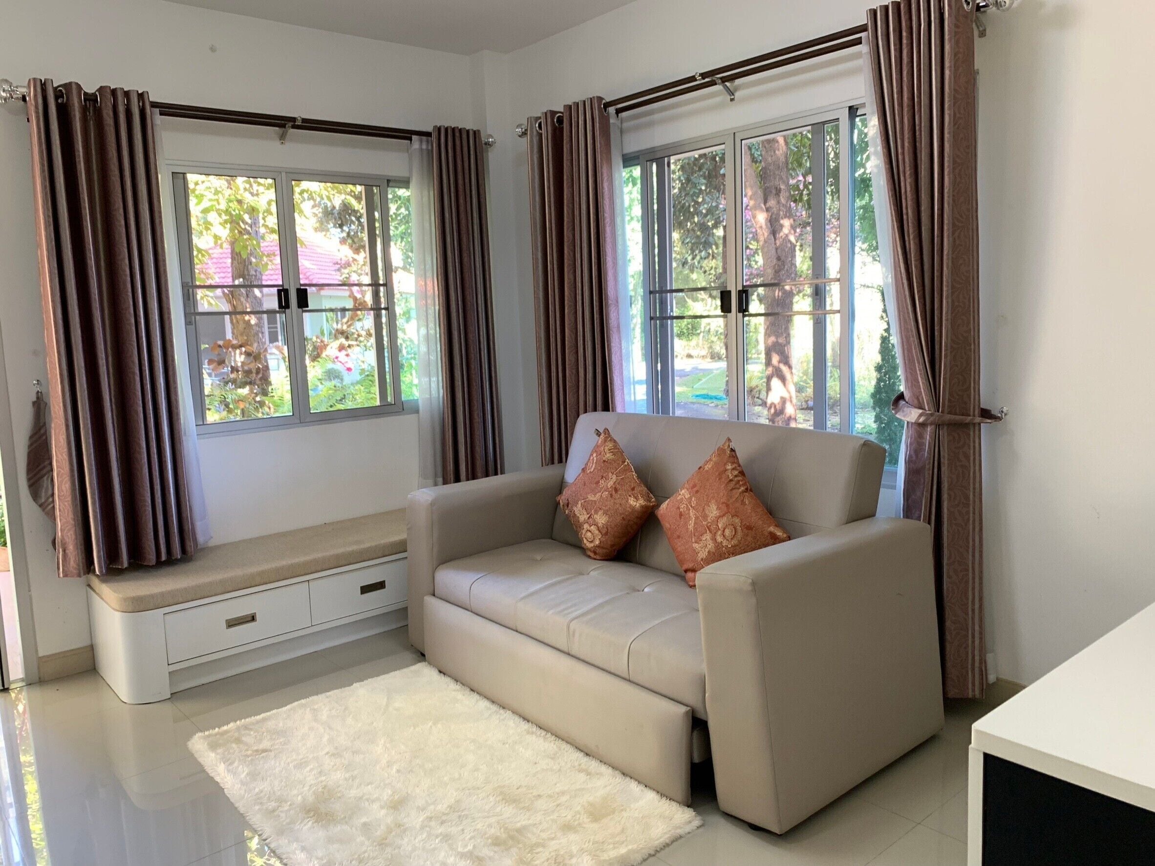 Quarto casal luxo | Área de estar | TV de tela plana 32 polegadas com canais a cabo, TV