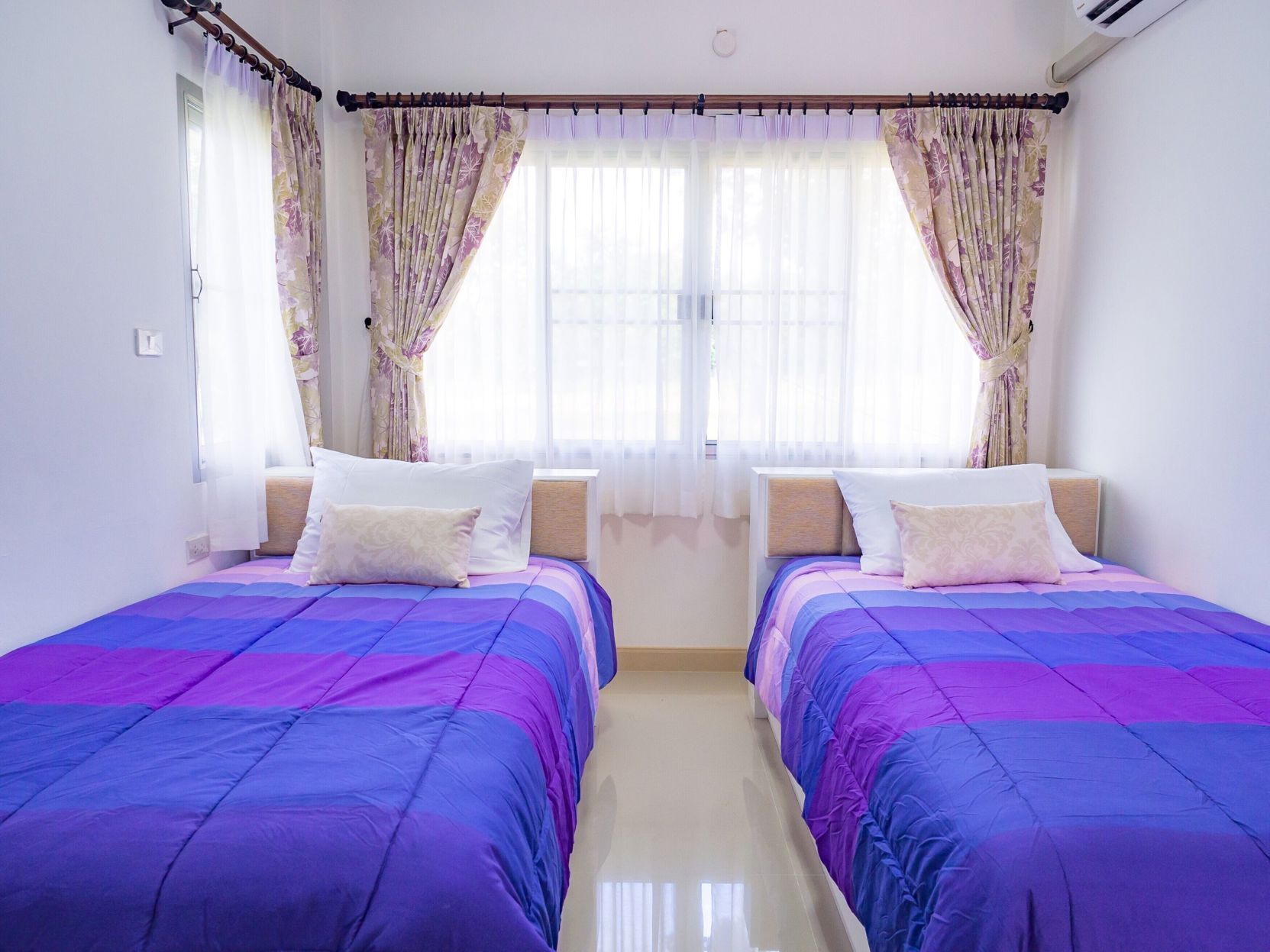 Ropa de cama de alta calidad, escritorio y cortinas blackout 