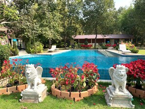 Una piscina al aire libre