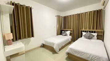 Premium bedding, desk, blackout curtains, free WiFi