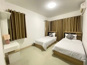 Ropa de cama de alta calidad, escritorio y cortinas blackout 