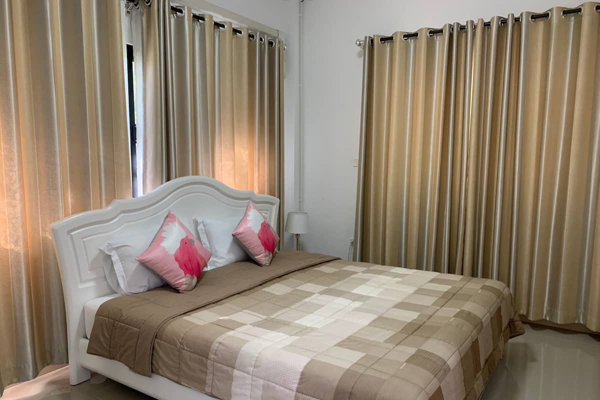 Deluxe-Dreibettzimmer | Hochwertige Bettwaren, Schreibtisch, Verdunkelungsvorhänge