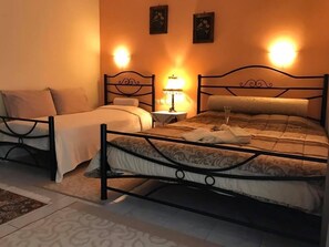 Escritorio, sistema de insonorización y camas plegables/adicionales 